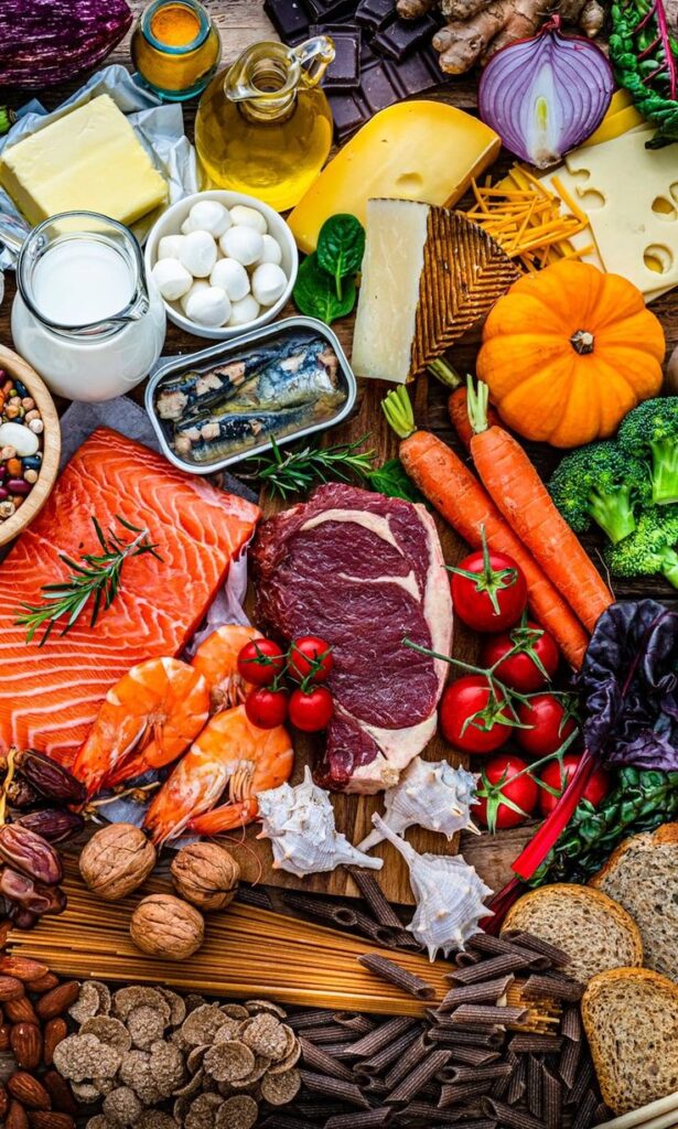 Persona aplicando hábitos alimentarios saludables para cuidar su bienestar diario