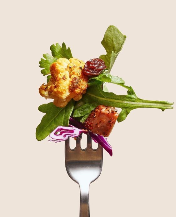 Persona preparando una comida equilibrada basada en la dieta mediterránea